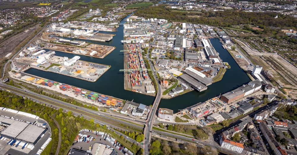 Dortmund from the bird's eye view: Quays and boat moorings at the port of the inland port in Dortmund at Ruhrgebiet in the state North Rhine-Westphalia, Germany