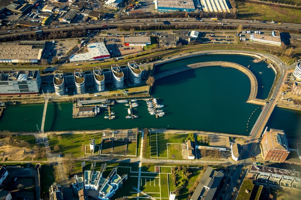 Aerial photograph Duisburg - Quays and boat moorings at the port of the inland port Holzhafen in Innenhafen in Duisburg in the state North Rhine-Westphalia, Germany