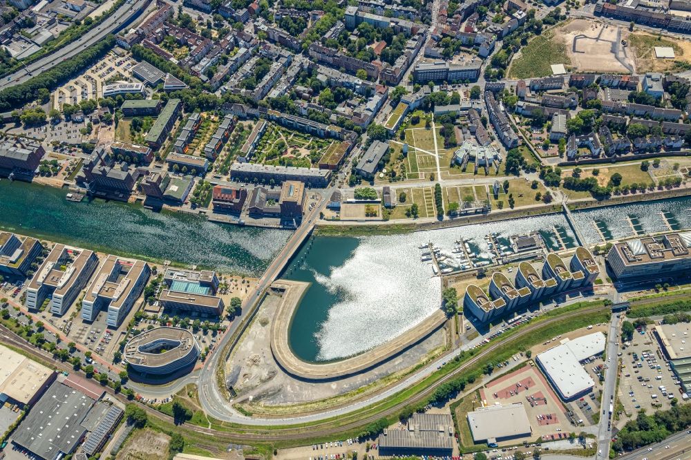 Aerial image Duisburg - Quays and boat moorings at the port of the inland port Holzhafen in Innenhafen in Duisburg in the state North Rhine-Westphalia, Germany