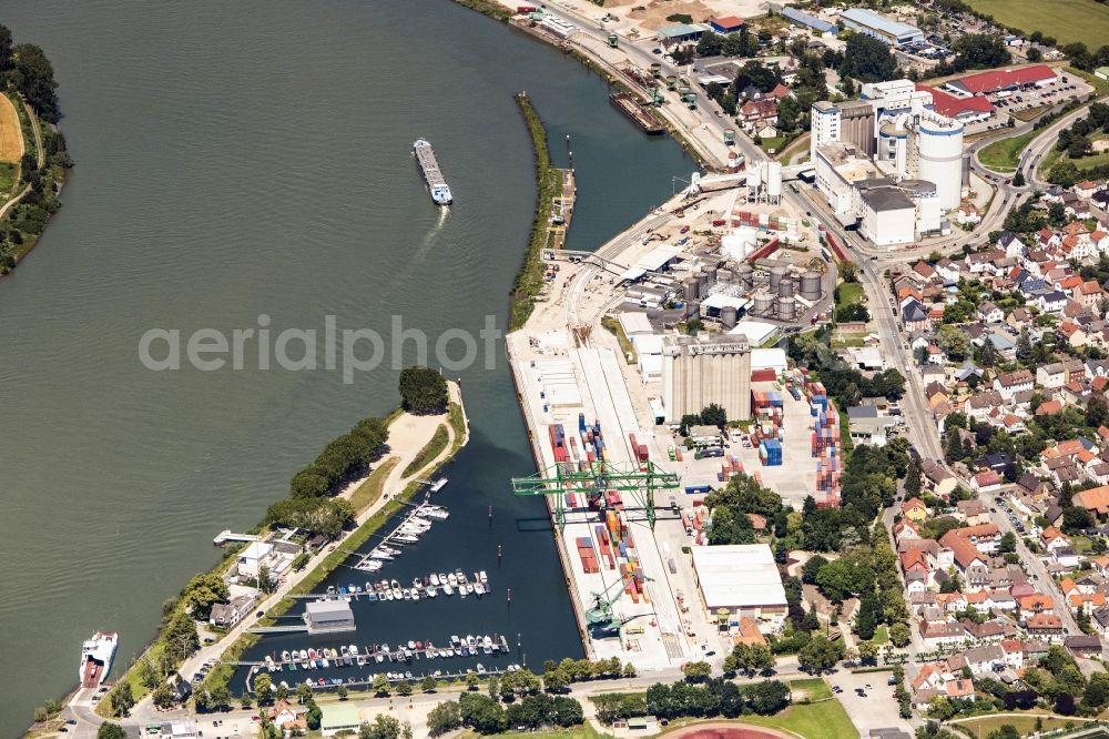 Gernsheim from the bird's eye view: Quays and boat moorings at the port of the inland port of the Rhine river with Anker Memorial Gernsheim in Gernsheim in the state Hesse, Germany