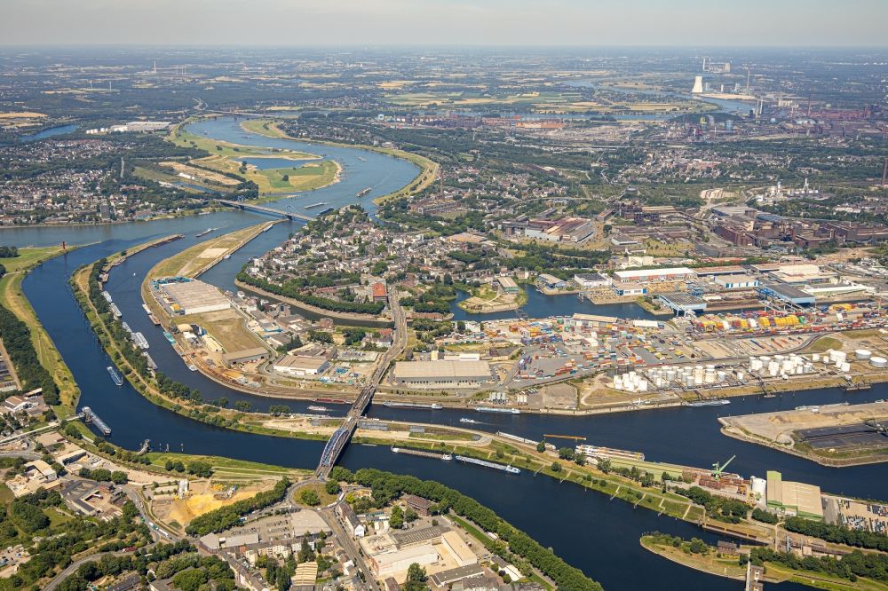 Aerial photograph Duisburg - Quays and boat moorings at the port of the inland port on Rhein and on Ruhr in the district Ruhrort in Duisburg in the state North Rhine-Westphalia, Germany