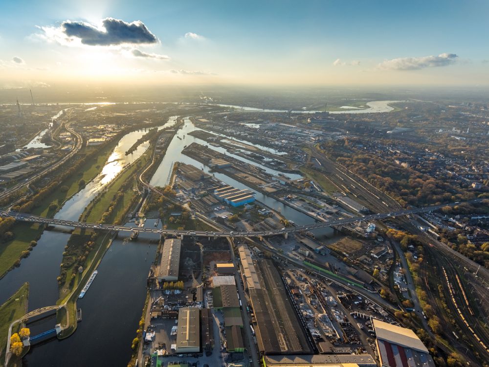 Aerial photograph Duisburg - Quays and boat moorings at the port of the inland port on Rhein and on Ruhr in the district Ruhrort in Duisburg at Ruhrgebiet in the state North Rhine-Westphalia, Germany