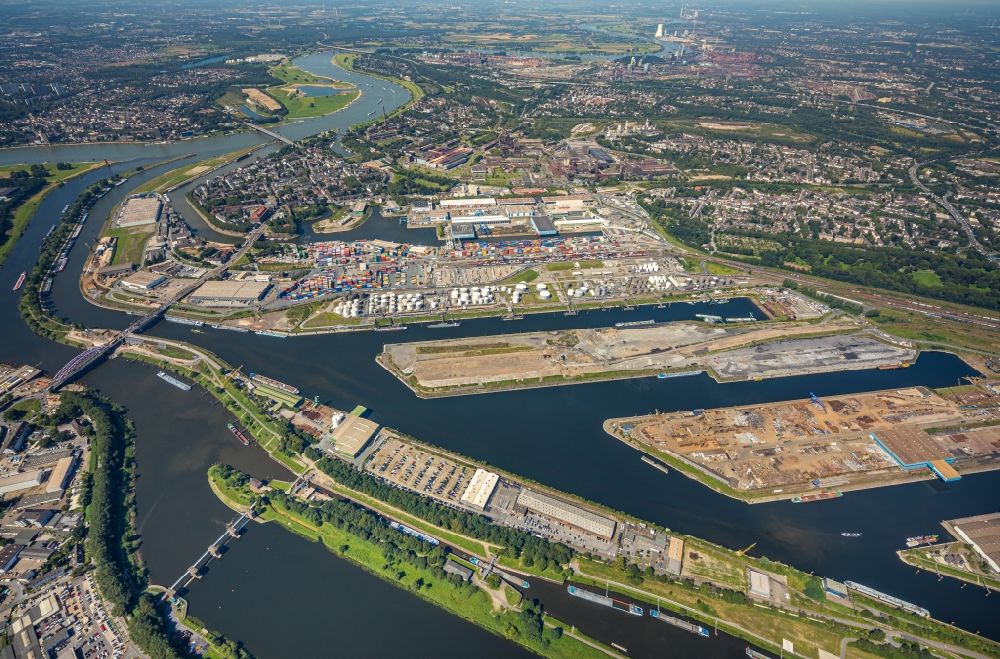 Duisburg from the bird's eye view: Quays and boat moorings at the port of the inland port on Rhein and on Ruhr in the district Ruhrort in Duisburg at Ruhrgebiet in the state North Rhine-Westphalia, Germany