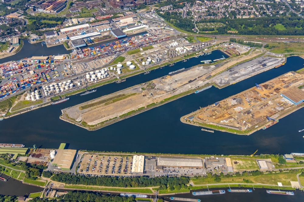 Aerial image Duisburg - Quays and boat moorings at the port of the inland port on Rhein and on Ruhr in the district Ruhrort in Duisburg at Ruhrgebiet in the state North Rhine-Westphalia, Germany