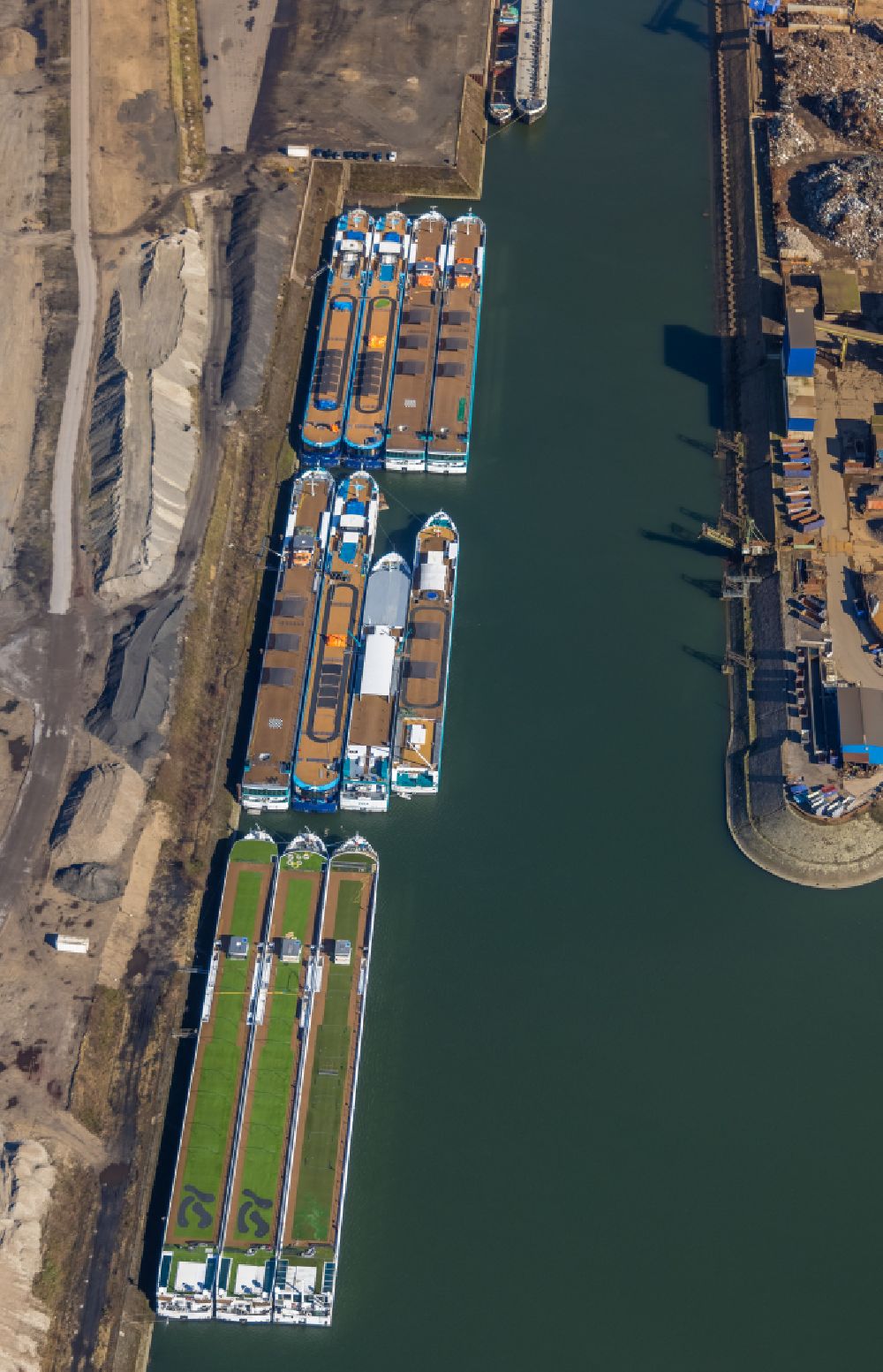 Duisburg from the bird's eye view: Quays and boat moorings at the port of the inland port on Rhein and on Ruhr in the district Ruhrort in Duisburg at Ruhrgebiet in the state North Rhine-Westphalia, Germany
