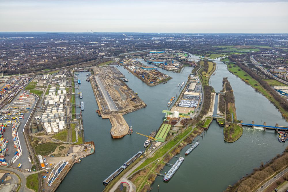 Aerial image Duisburg - quays and boat moorings at the port of the inland port on Rhein and on Ruhr in the district Ruhrort in Duisburg in the state North Rhine-Westphalia, Germany