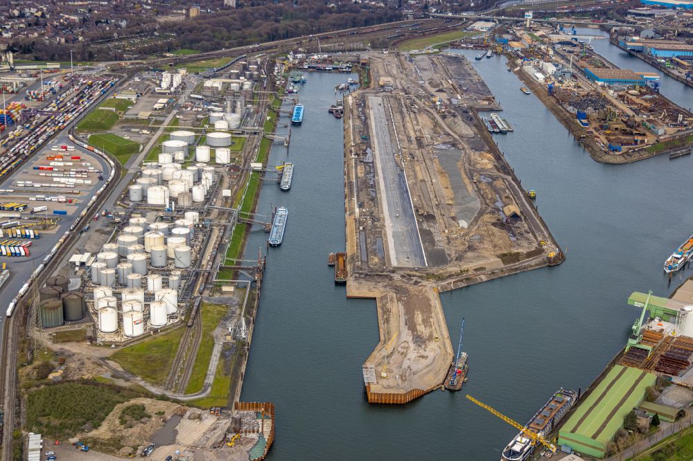 Aerial photograph Duisburg - quays and boat moorings at the port of the inland port on Rhein and on Ruhr in the district Ruhrort in Duisburg in the state North Rhine-Westphalia, Germany