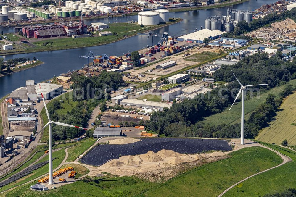 Aerial photograph Karlsruhe - Quays and boat moorings at the port of the inland port Rheinhafen in Karlsruhe in the state Baden-Wuerttemberg, Germany