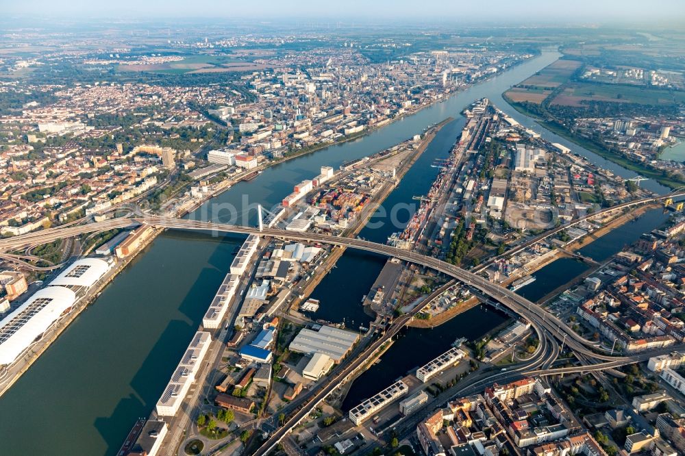 Mannheim from above - Quays and boat moorings at the port of the inland port Rhine-harbour and Kurt-Schuhmacher-bridge for the B44 crossing the Rhine to Ludwigshafen in Mannheim in the state Baden-Wurttemberg, Germany