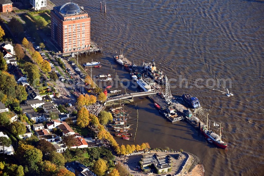 Aerial image Hamburg - Quays and boat moorings at the port of the inland port Museumshafen Oevelgoenne e.V. Neumuehlen in the district Altona in Hamburg, Germany