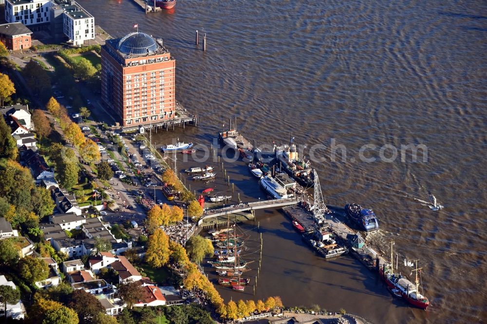 Aerial photograph Hamburg - Quays and boat moorings at the port of the inland port Museumshafen Oevelgoenne e.V. Neumuehlen in the district Altona in Hamburg, Germany
