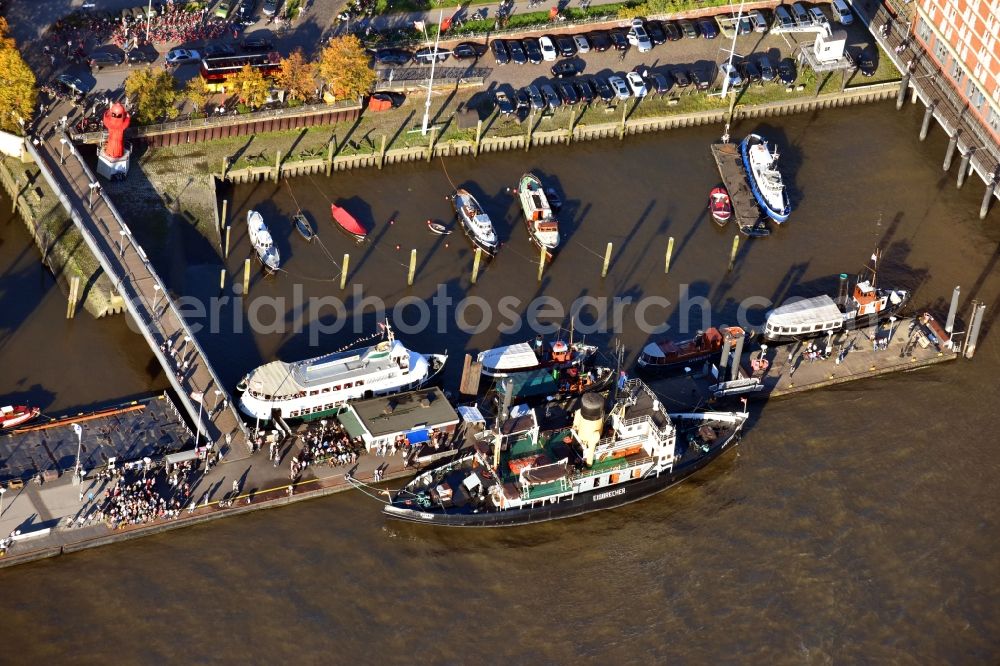 Hamburg from the bird's eye view: Quays and boat moorings at the port of the inland port Museumshafen Oevelgoenne e.V. Neumuehlen in the district Altona in Hamburg, Germany