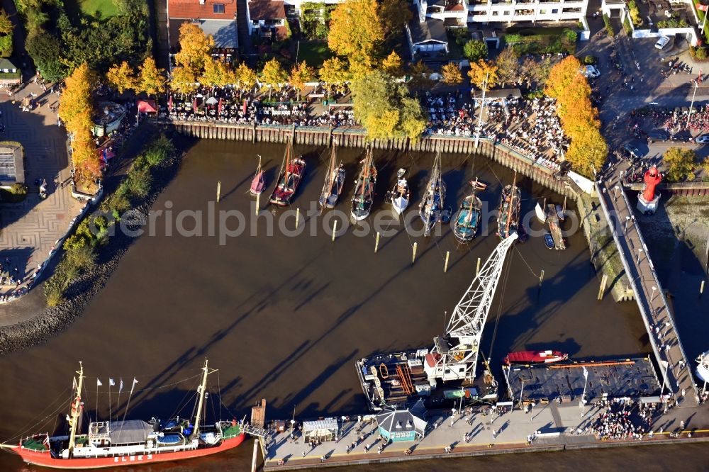 Aerial photograph Hamburg - Quays and boat moorings at the port of the inland port Museumshafen Oevelgoenne e.V. Neumuehlen in the district Altona in Hamburg, Germany