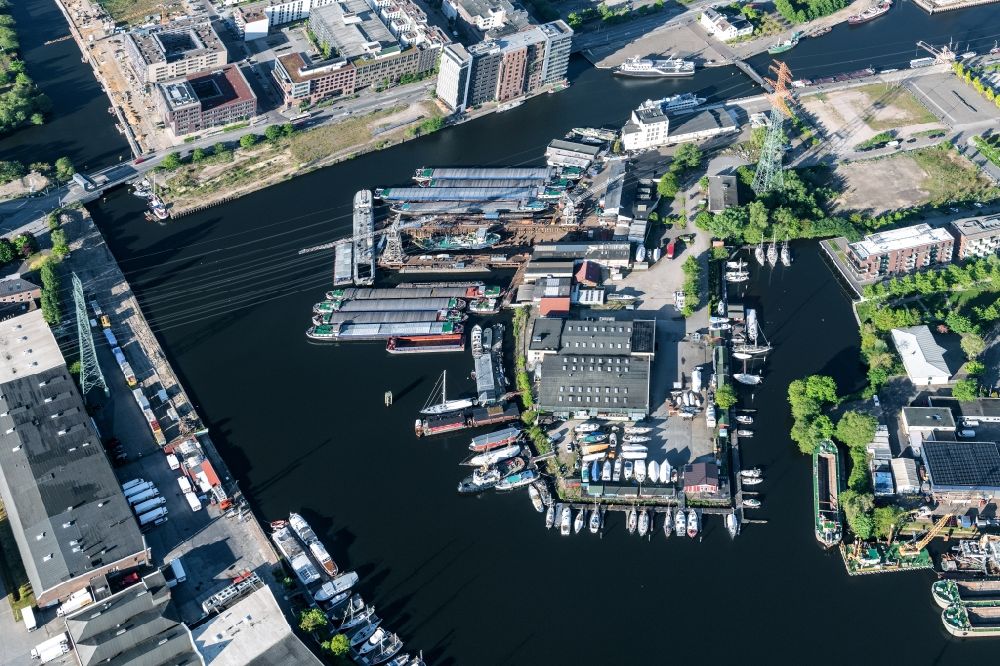 Hamburg from the bird's eye view: Quays and boat moorings at the port of the inland port on the southern Elbe in the district Harburg in Hamburg, Germany