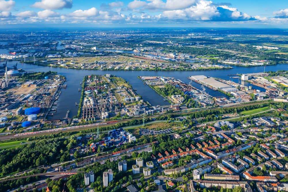 Hamburg from the bird's eye view: Quays and boat moorings at the port of the inland port Seehafen 1 to 4 on the southern Elbe in the district Harburg in Hamburg, Germany