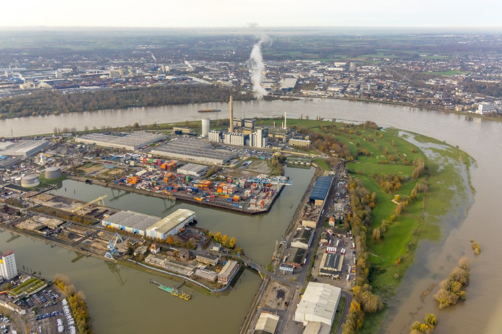 Düsseldorf from the bird's eye view: Wharves and piers with ship loading terminals in the inner harbor Duesseldorfer Wirtschaftshafen and the river Rhine in Duesseldorf in the state North Rhine-Westphalia, Germany