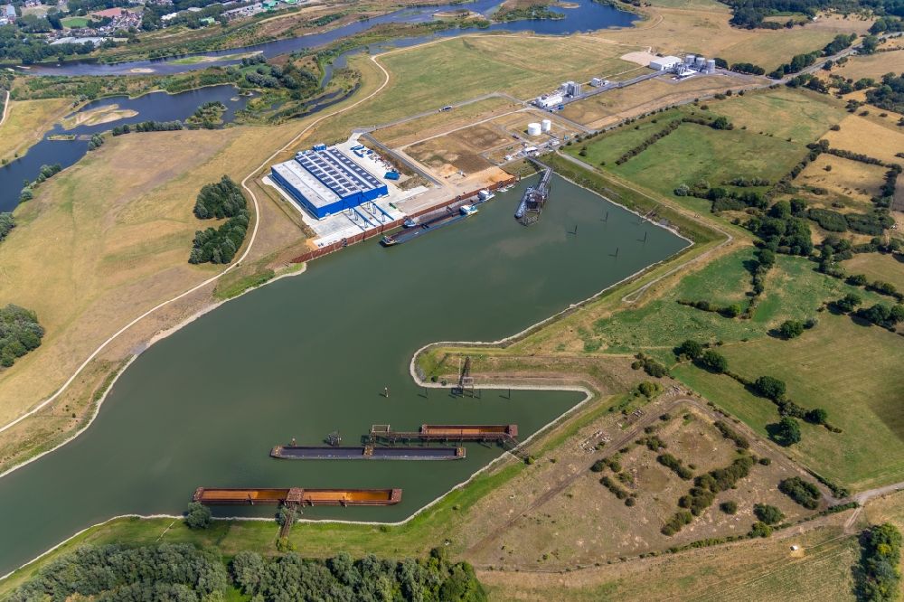 Aerial photograph Wesel - Wharves and piers with ship loading terminals in the inner harbor Rhein-Lippe-Hafen in the district Buederich in Wesel in the state North Rhine-Westphalia, Germany