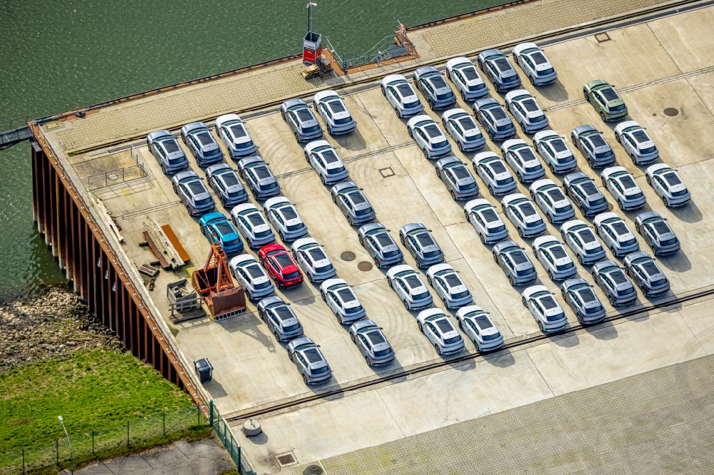 Wesel from above - Wharves and piers with ship loading terminals in the inner harbor Rhein-Lippe-Hafen in the district Buederich in Wesel in the state North Rhine-Westphalia, Germany