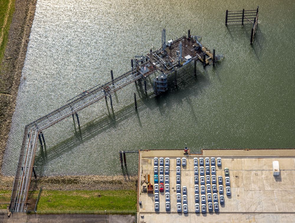 Wesel from the bird's eye view: Wharves and piers with ship loading terminals in the inner harbor Rhein-Lippe-Hafen in the district Buederich in Wesel in the state North Rhine-Westphalia, Germany