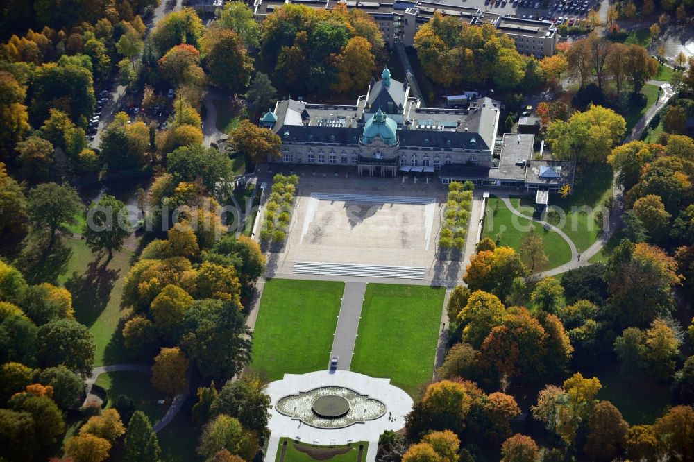 Aerial photograph Bad Oeynhausen - View of the Kaiserpalais with the spa park in Bad Oeynhausen in the state North Rhine-Westphalia. The Kaiserpalais houses the GOP Varieté-Theatré, several gastronomy areas and events and also the Dance-Club ADIAMO