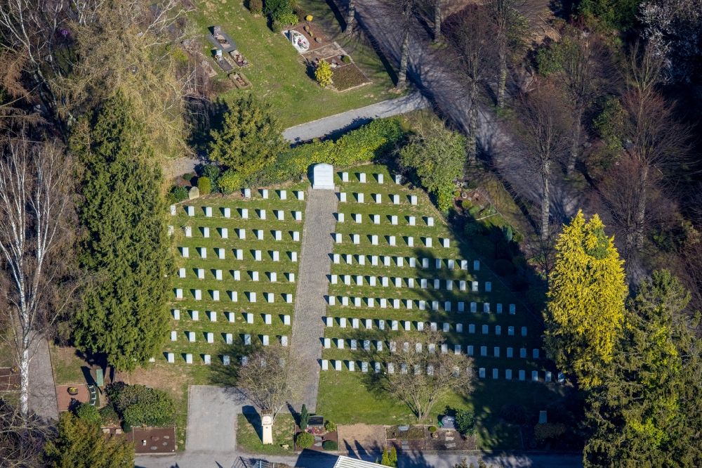 Aerial image Werl - rows of graves in the Canadian area on the grounds of the Parkfriedhof in Werl in the state North Rhine-Westphalia, Germany