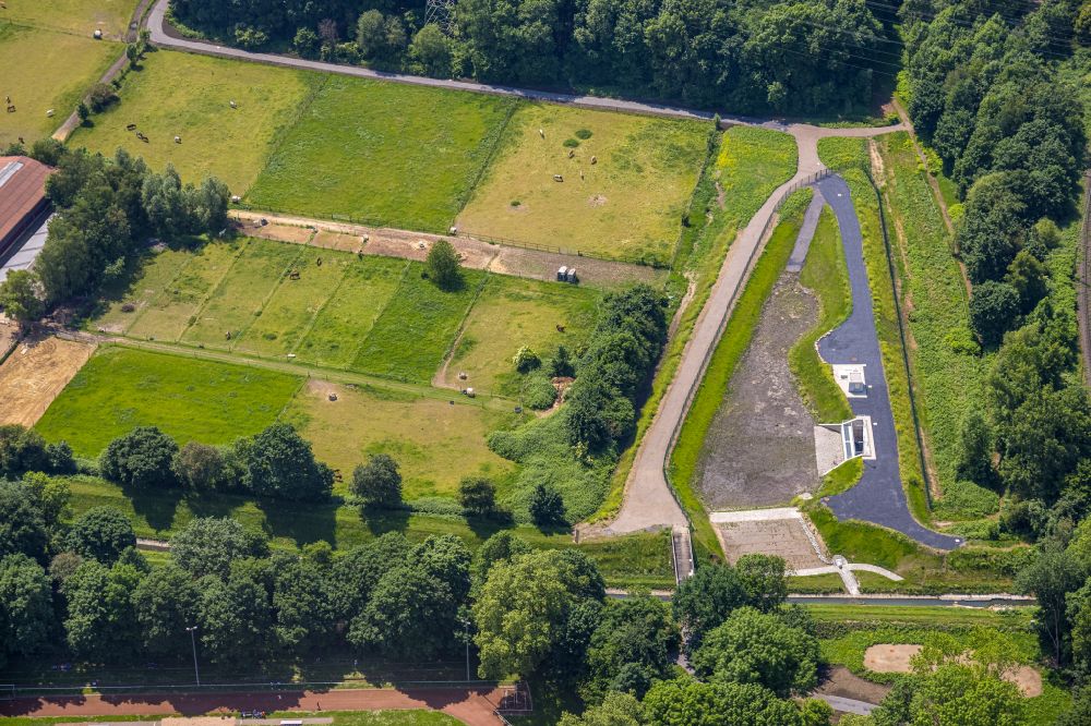 Aerial photograph Herne - Canal and water pumping station on street Hofstrasse in Herne at Ruhrgebiet in the state North Rhine-Westphalia, Germany