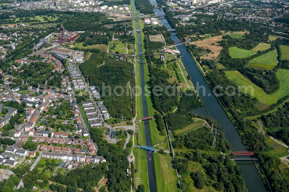 Gelsenkirchen from the bird's eye view: Canal course and bank areas of the connecting canal des Rhein-Herne-Kanal and parallel to it the river course of the Emscher in the district Horst in Gelsenkirchen in the Ruhr area in the state North Rhine-Westphalia, Germany
