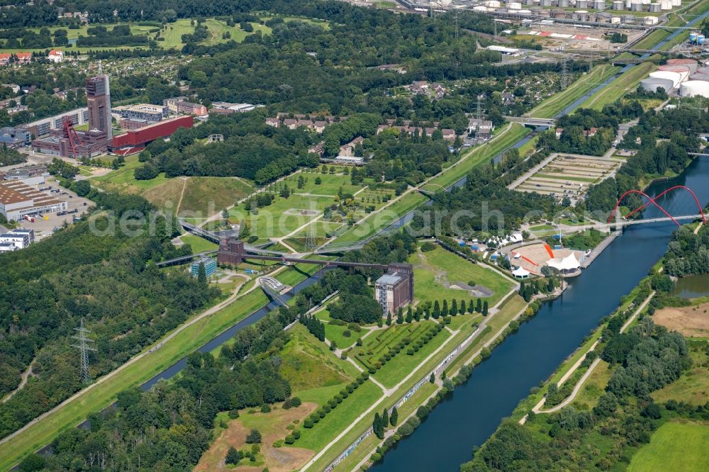 Aerial image Gelsenkirchen - Canal course and bank areas of the connecting canal des Rhein-Herne-Kanal and parallel to it the river course of the Emscher in the district Horst in Gelsenkirchen in the Ruhr area in the state North Rhine-Westphalia, Germany