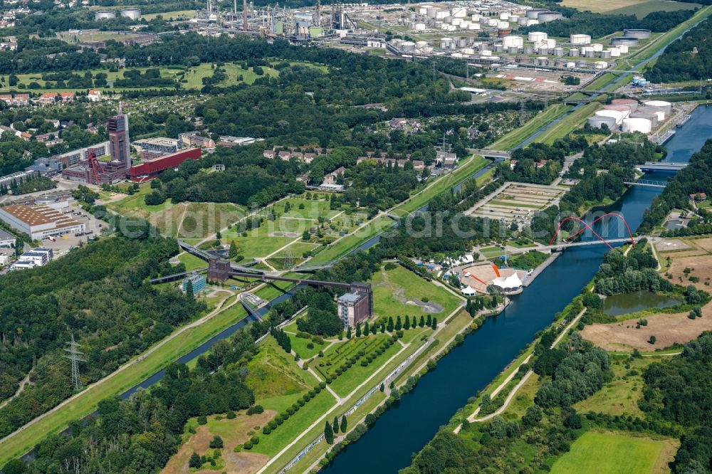 Aerial photograph Gelsenkirchen - Canal course and bank areas of the connecting canal des Rhein-Herne-Kanal and parallel to it the river course of the Emscher in the district Horst in Gelsenkirchen in the Ruhr area in the state North Rhine-Westphalia, Germany