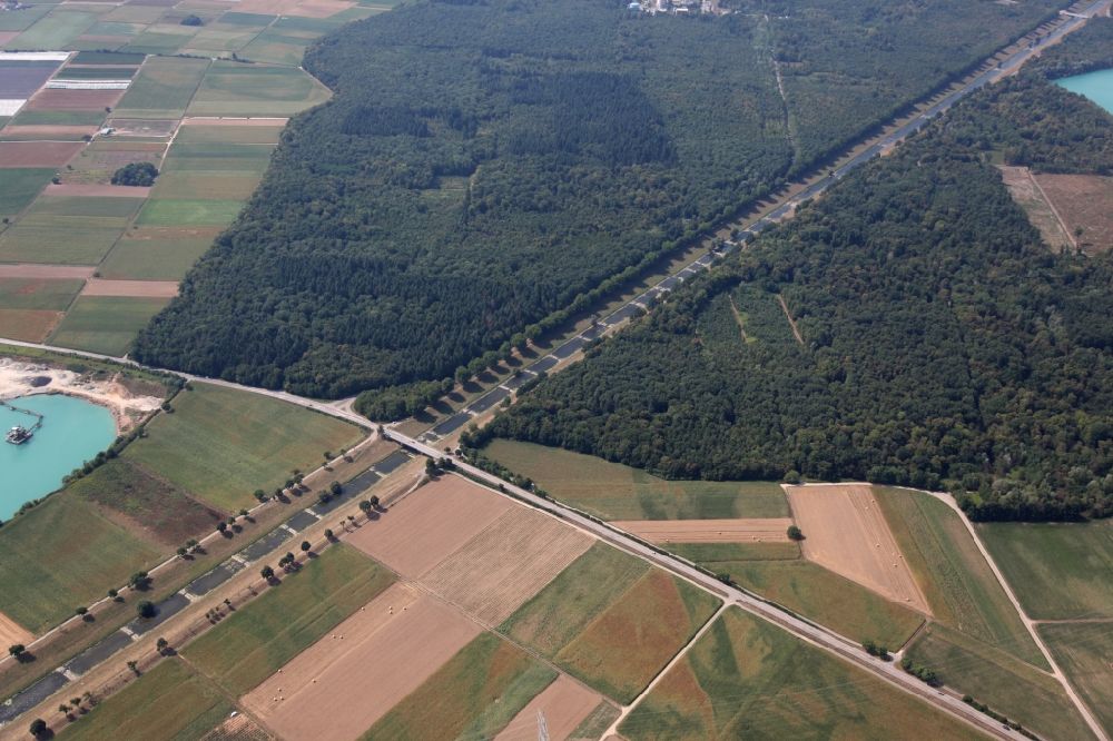 Aerial photograph Riegel am Kaiserstuhl - Channel and riparian areas of the Leopoldskanal in Riegel am Kaiserstuhl in the state Baden-Wuerttemberg. The Leopold channel is a channel in relation to flood discharge to the Elz. The channel is named after the former Grand Duke Leopold of Baden