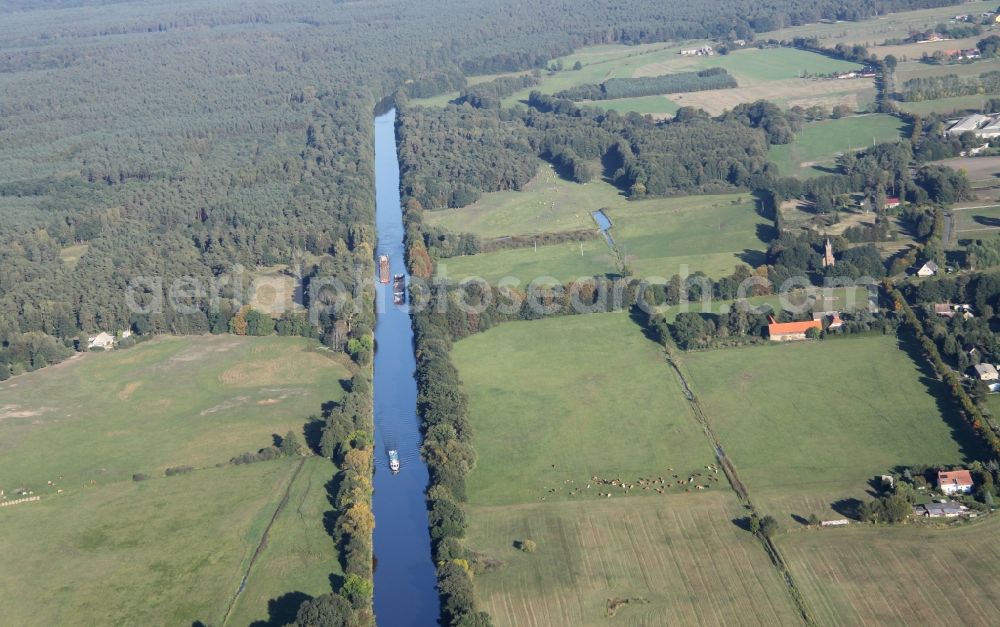 Kreuzbruch from the bird's eye view: Channel and riparian areas of Oder-Havel-Kanal in Kreuzbruch in the state Brandenburg