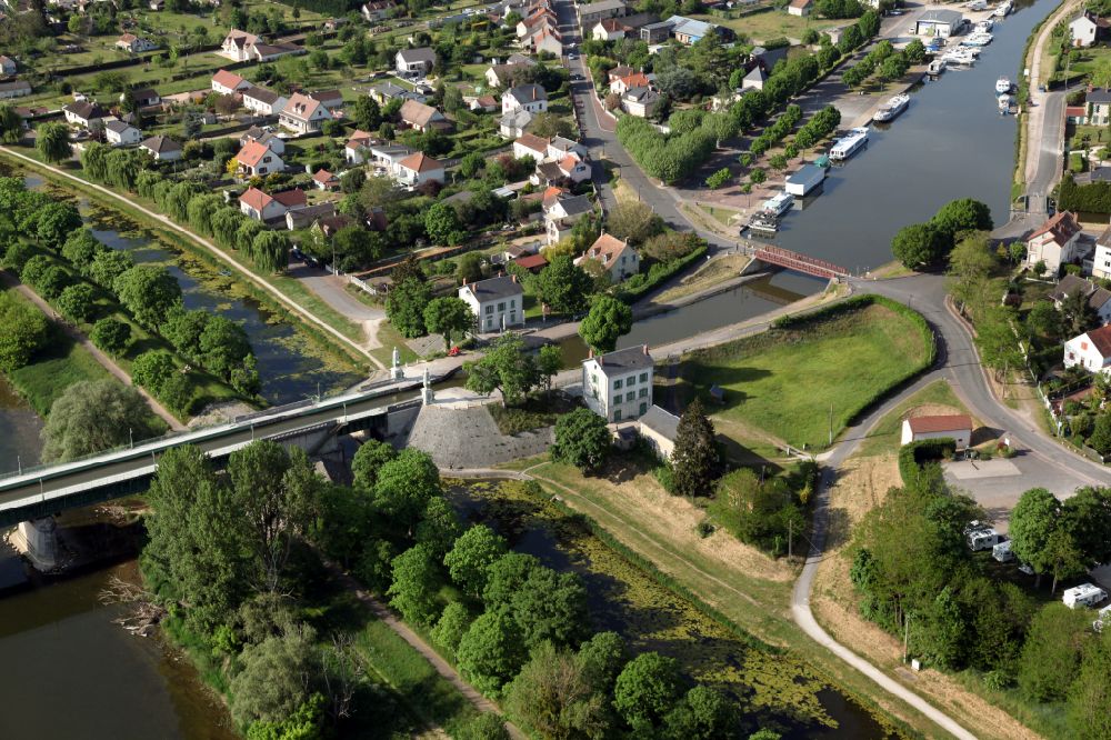Aerial photograph Briare - Canal course and shore areas of the connecting canal Briare canal bridge in Briare in Centre-Val de Loire, France. With this bridge the canal crosses the river Loire