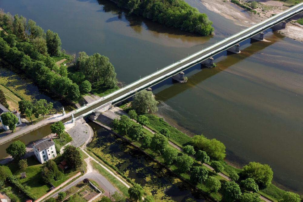 Briare from the bird's eye view: Canal course and shore areas of the connecting canal Briare canal bridge in Briare in Centre-Val de Loire, France. With this bridge the canal crosses the river Loire