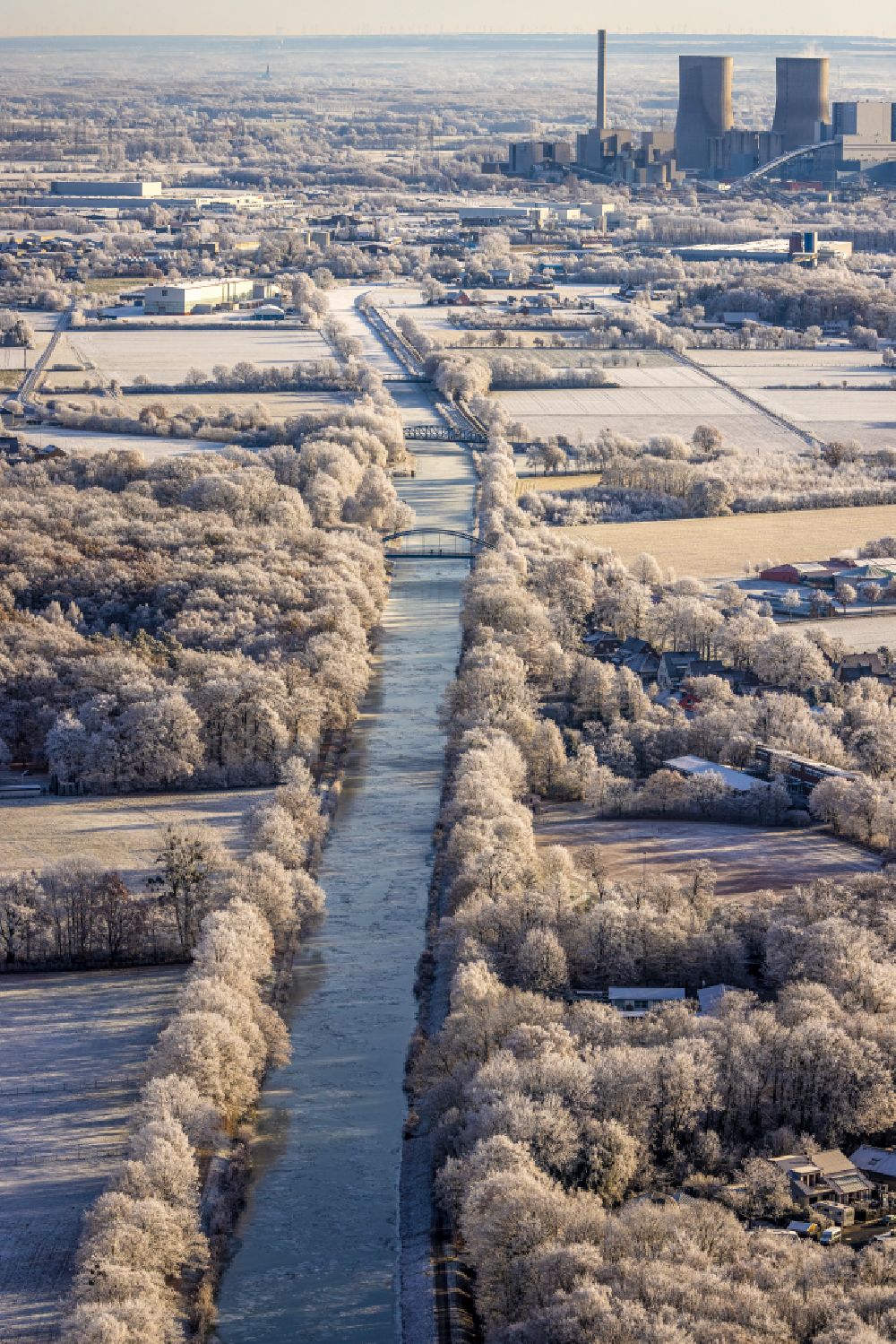 Aerial image Hamm - Canal course and shore areas of the connecting canal Lippe in the district Heessen in Hamm at Ruhrgebiet in the state North Rhine-Westphalia, Germany