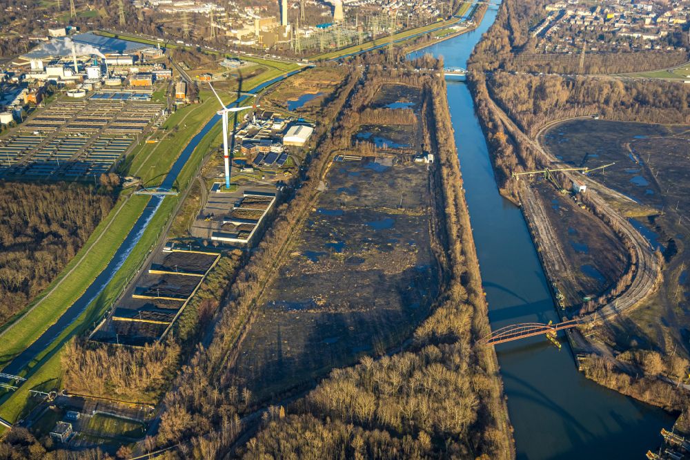 Aerial image Essen - Canal course and shore areas of the connecting canal Rhein-Herne Kanal in the district Vogelheim in Essen at Ruhrgebiet in the state North Rhine-Westphalia, Germany
