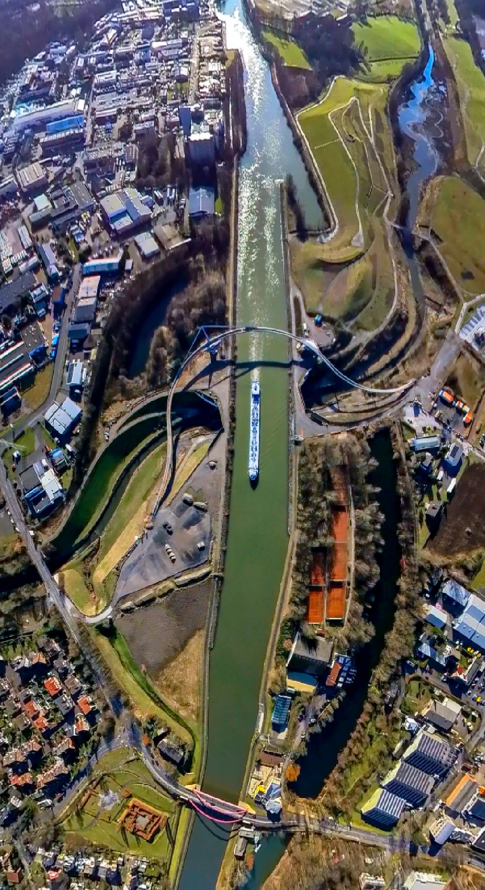 Habinghorst from the bird's eye view: Canal course and shore areas of the connecting canal Rhine-Herne Canal in Habinghorst at Ruhrgebiet in the state North Rhine-Westphalia, Germany