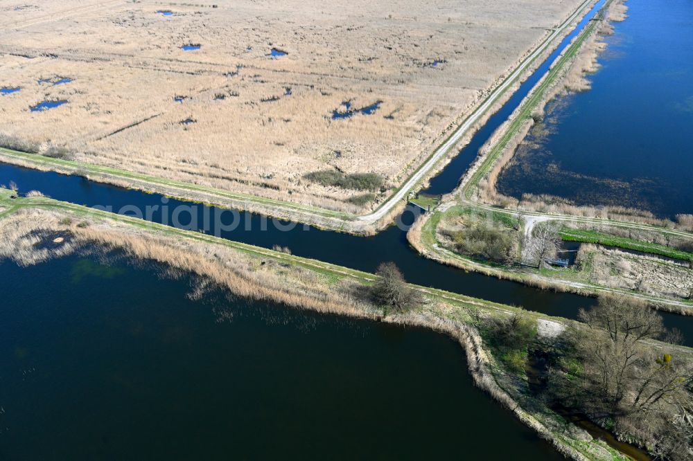 Aerial image Göhren - Canal course and shore areas of the connecting canal Stoerwasserstrasse in Goehren in the state Mecklenburg - Western Pomerania, Germany