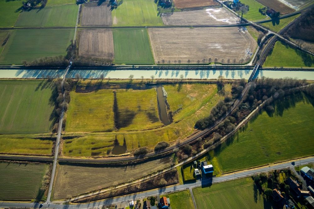 Hamm from the bird's eye view: Channel flow and river banks of the waterway shipping Datteln-Hamm-Kanal in the district Norddinker in Hamm in the state North Rhine-Westphalia, Germany