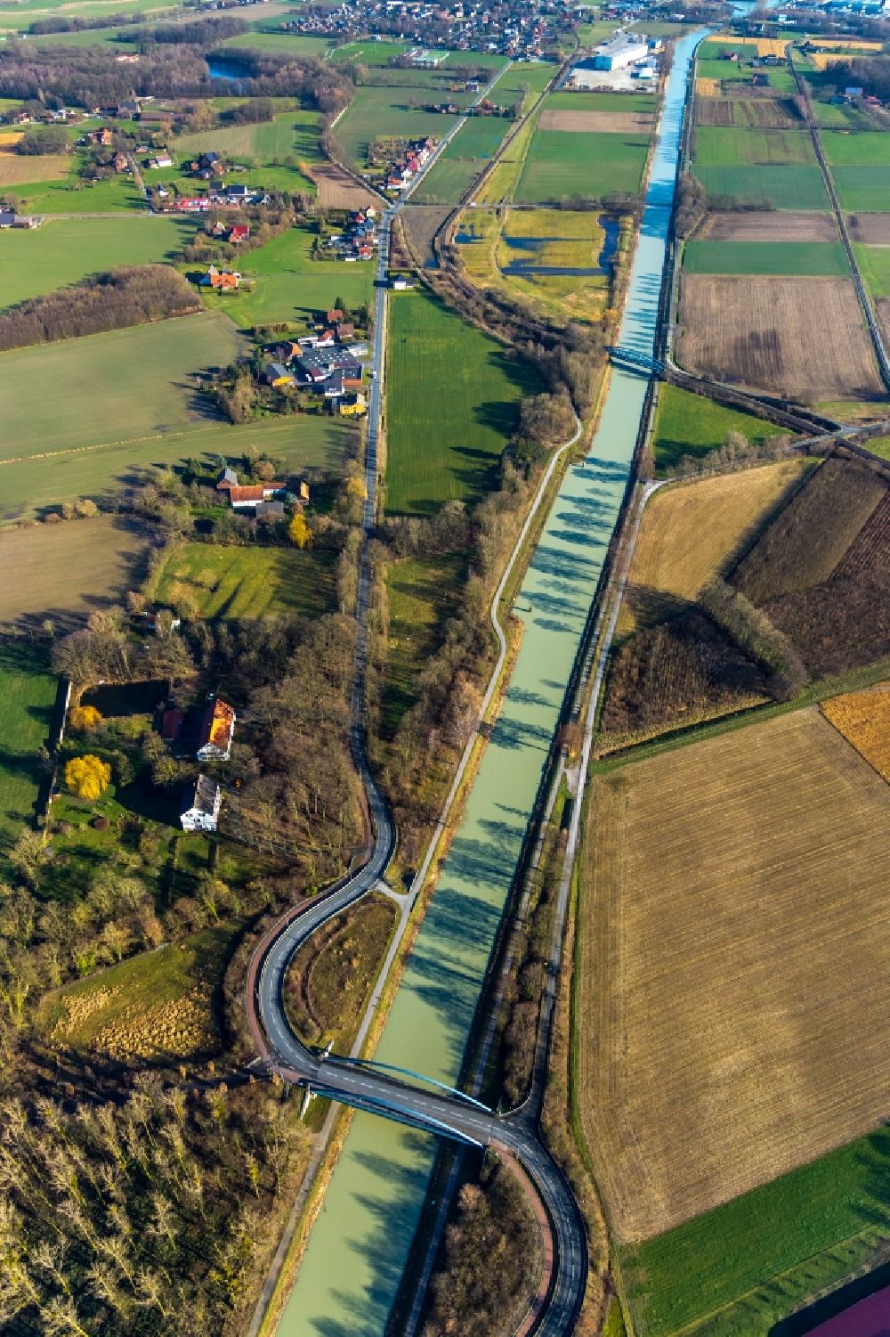 Aerial photograph Hamm - Channel flow and river banks of the waterway shipping Datteln-Hamm-Kanal in the district Norddinker in Hamm in the state North Rhine-Westphalia, Germany