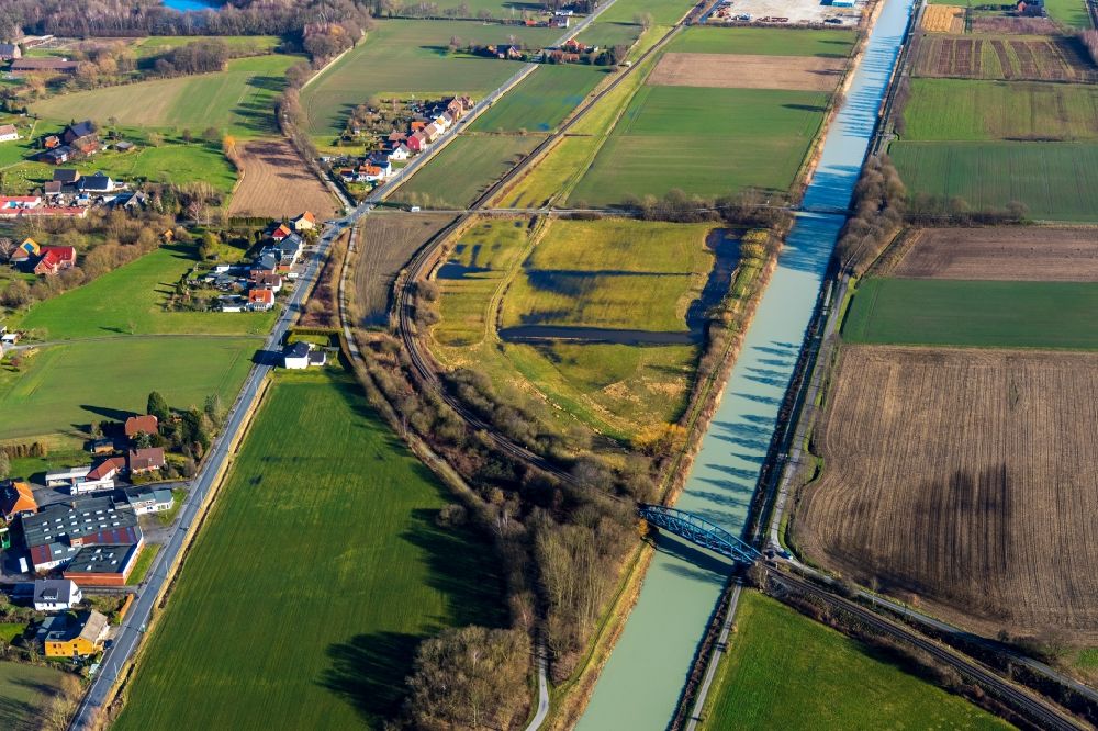 Hamm from the bird's eye view: Channel flow and river banks of the waterway shipping Datteln-Hamm-Kanal in the district Norddinker in Hamm in the state North Rhine-Westphalia, Germany
