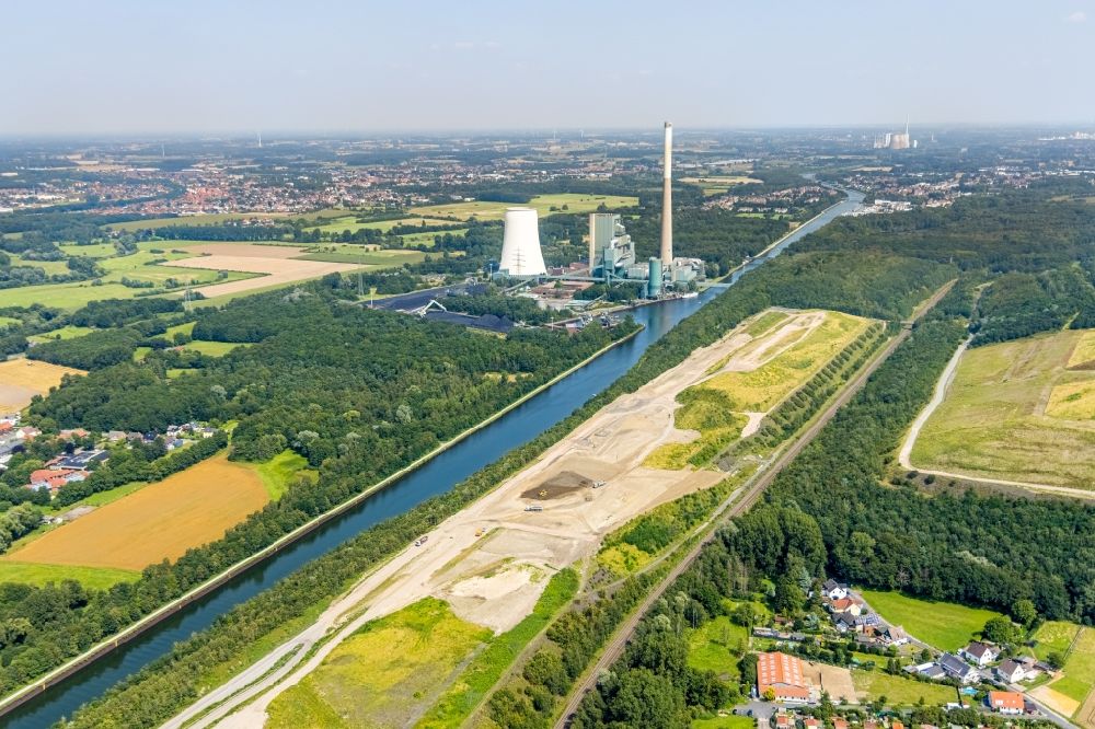Bergkamen from above - Channel flow and river banks of the waterway shipping Datteln - Hamm - Kanal in the district Oberaden in Bergkamen in the state North Rhine-Westphalia, Germany