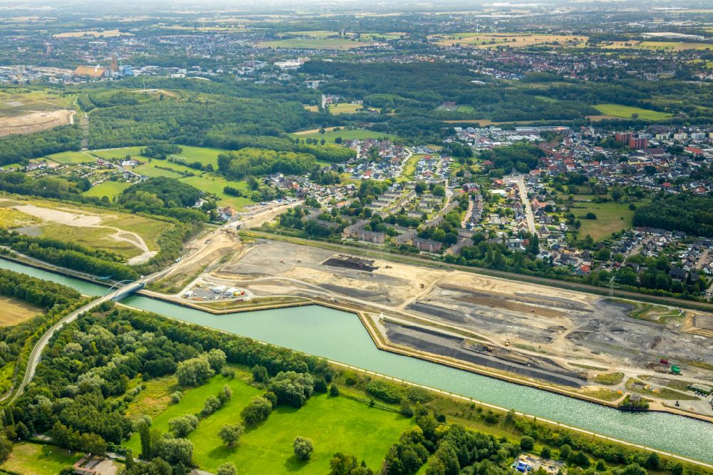 Bergkamen from the bird's eye view: Channel flow and river banks of the waterway shipping Datteln - Hamm - Kanal in the district Oberaden in Bergkamen in the state North Rhine-Westphalia, Germany