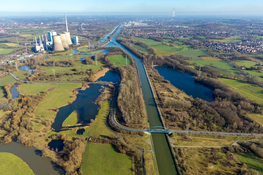 Aerial image Hamm - Channel flow and river banks of the waterway shipping on Datteln-Hamm-Kanal in the district Stockum in Hamm in the state North Rhine-Westphalia, Germany