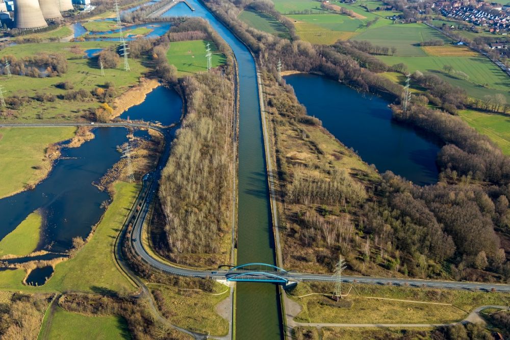 Aerial photograph Hamm - Channel flow and river banks of the waterway shipping on Datteln-Hamm-Kanal in the district Stockum in Hamm in the state North Rhine-Westphalia, Germany