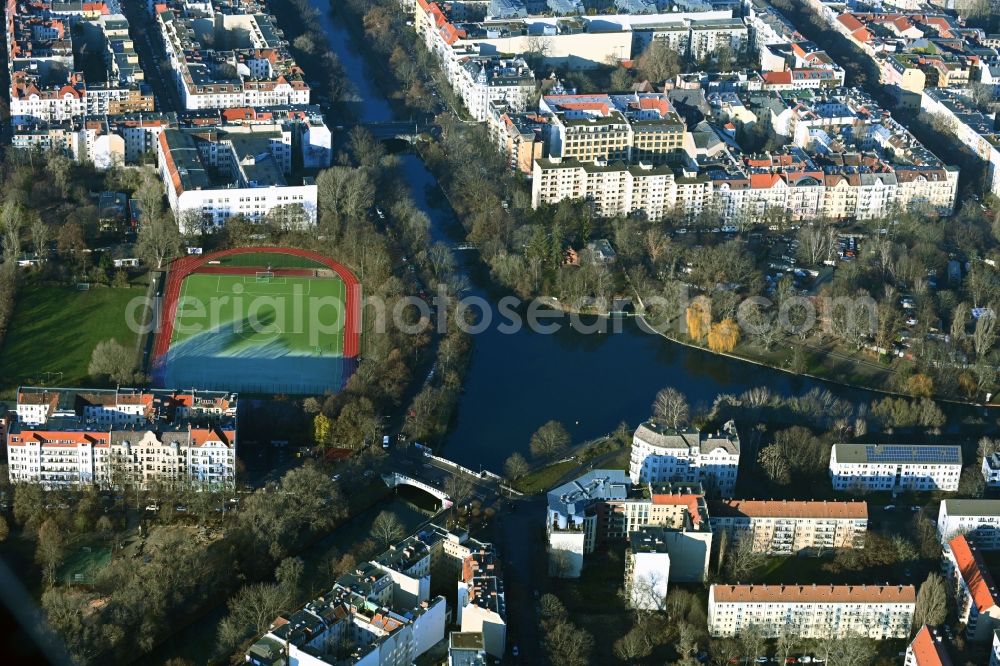Berlin from the bird's eye view: Channel flow and river banks of the waterway shipping Landwehrkanal in the district Kreuzberg in Berlin, Germany