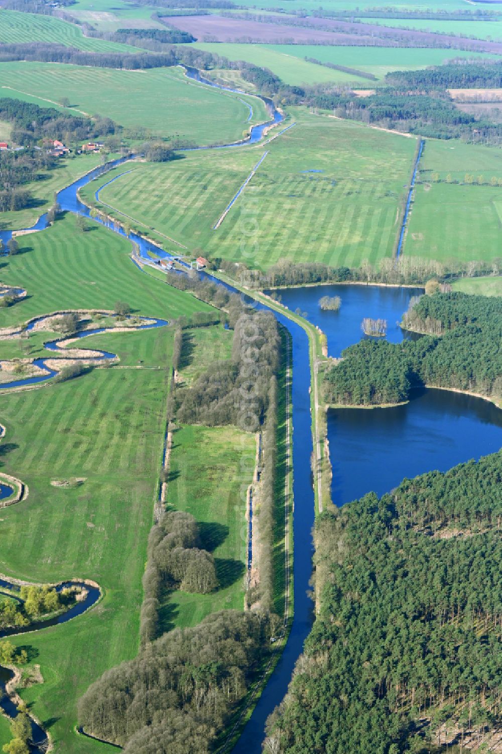 Aerial image Güritz - Channel flow and river banks of the waterway shipping MEW Mueritz-Elde-Wasserstrasse in Gueritz in the state Mecklenburg - Western Pomerania, Germany
