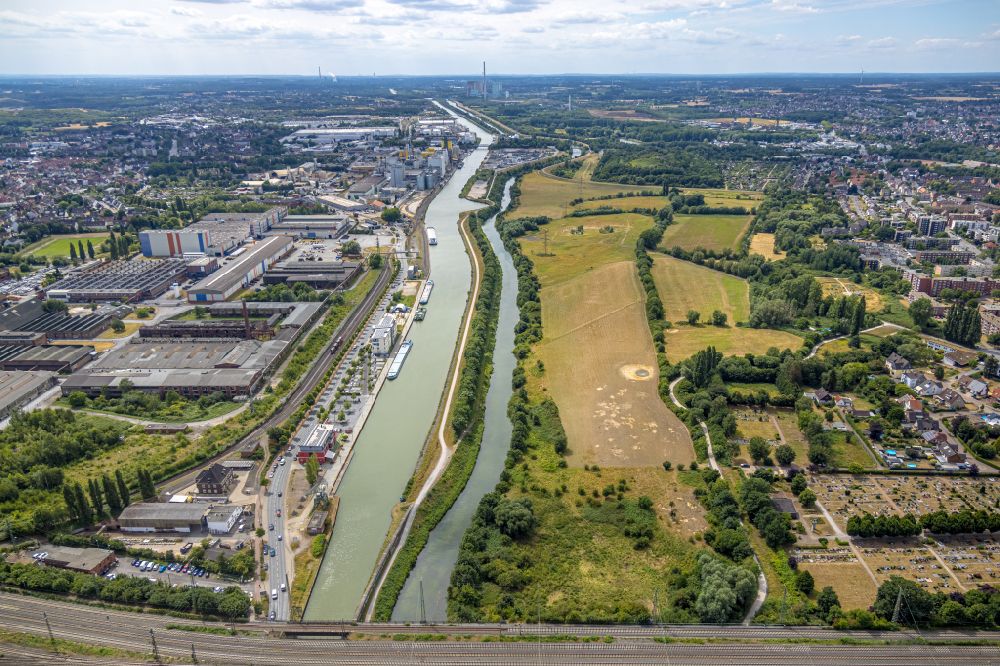 Hamm from above - Channel flow and river banks of the waterway shipping in the district Heessen in Hamm at Ruhrgebiet in the state North Rhine-Westphalia, Germany