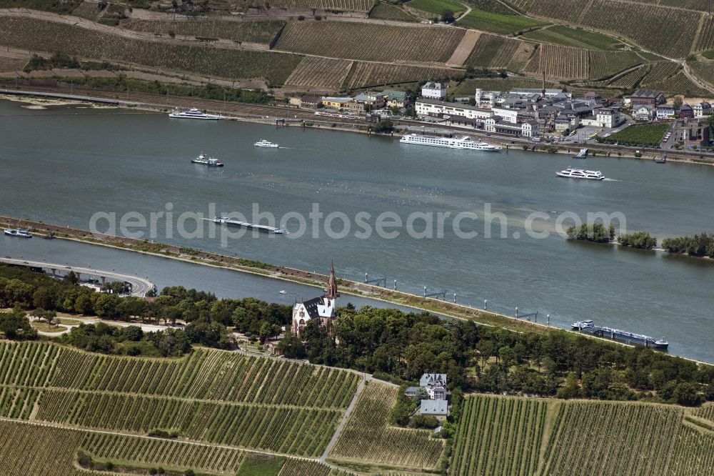 Aerial photograph Rüdesheim am Rhein - Channel flow and river banks of the waterway shipping on the Rhine river on street Kastanienallee in Ruedesheim am Rhein in the state Hesse, Germany