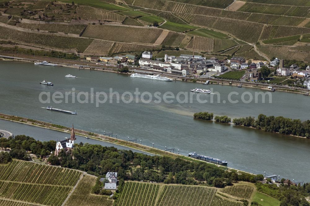 Rüdesheim am Rhein from above - Channel flow and river banks of the waterway shipping on the Rhine river on street Kastanienallee in Ruedesheim am Rhein in the state Hesse, Germany