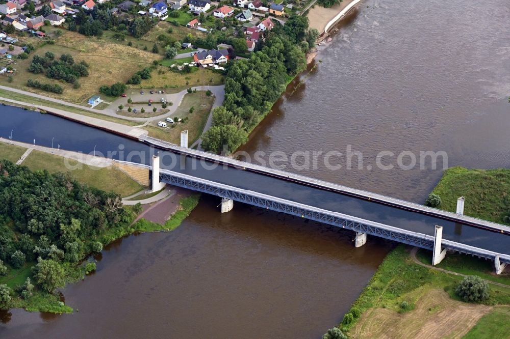 Hohenwarthe from the bird's eye view: Channel flow and river banks of the waterway shipping Wasserstrassenkreuz Magdeburg in Hohenwarthe in the state Saxony-Anhalt, Germany